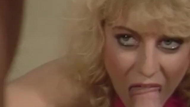 Блондинистая кудряшка в классическом порно стонет в шикарной ебле